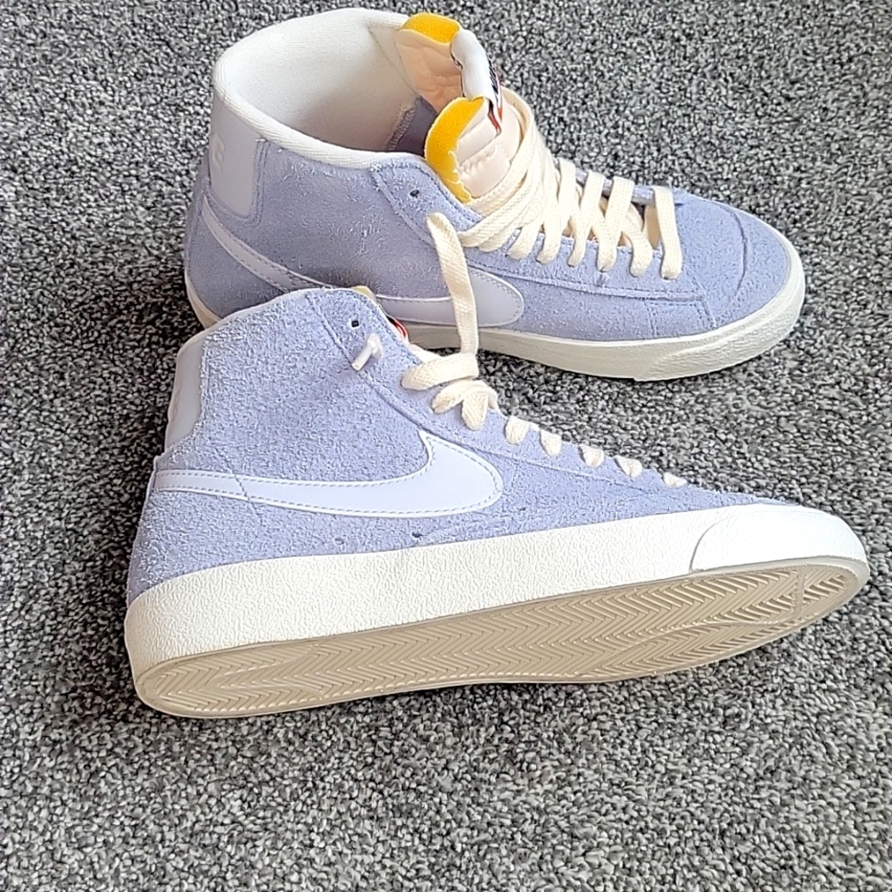 NWOT NIKE high-top sneakers. Blue. Size 7